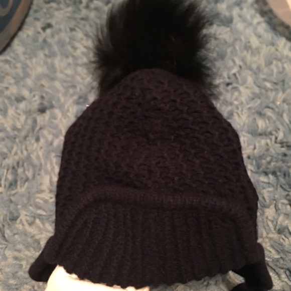 UGG trapper w/ Pom Pom - Picture 3 of 5